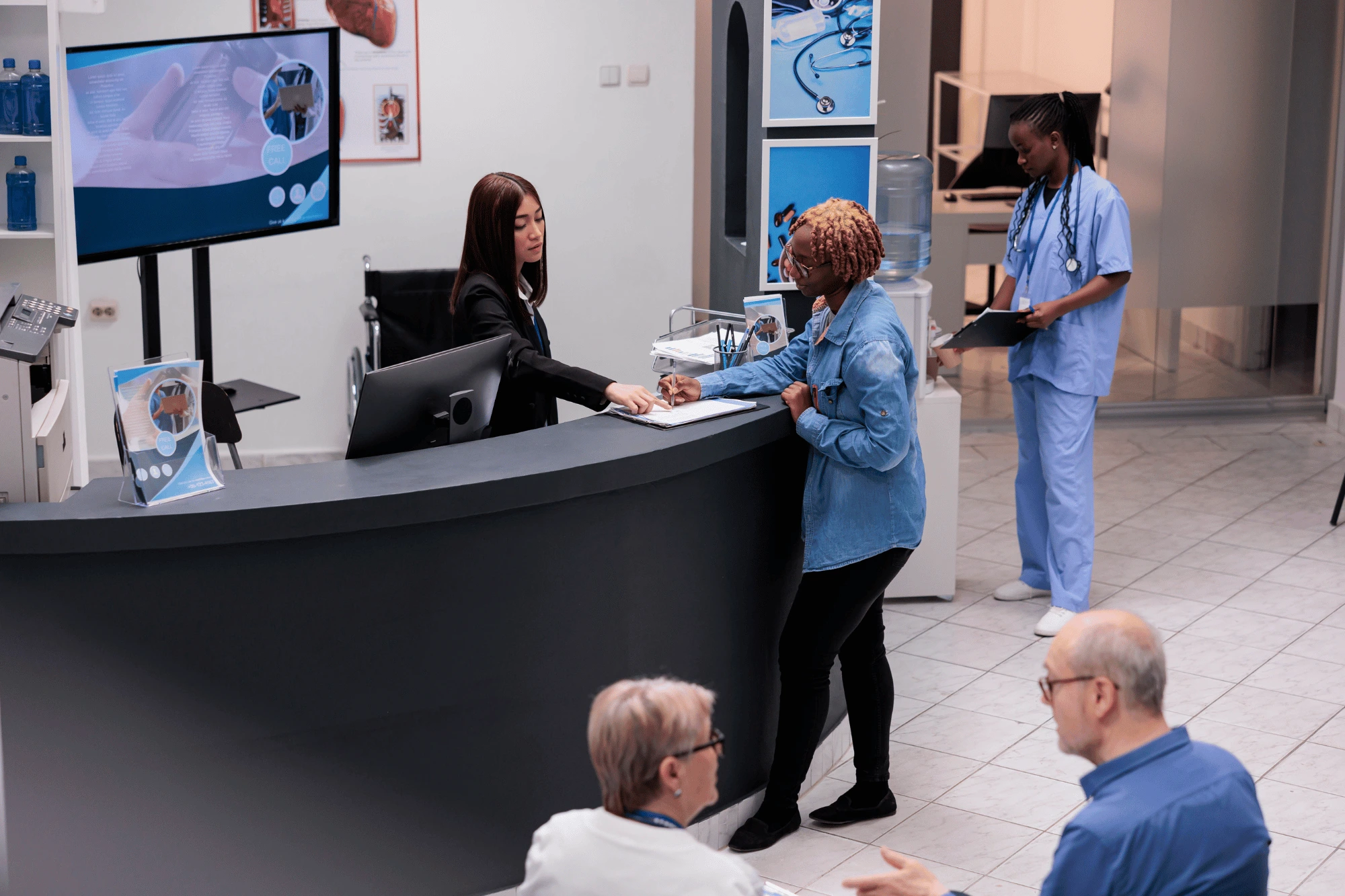 Doctors in New Braunfels at the front desk